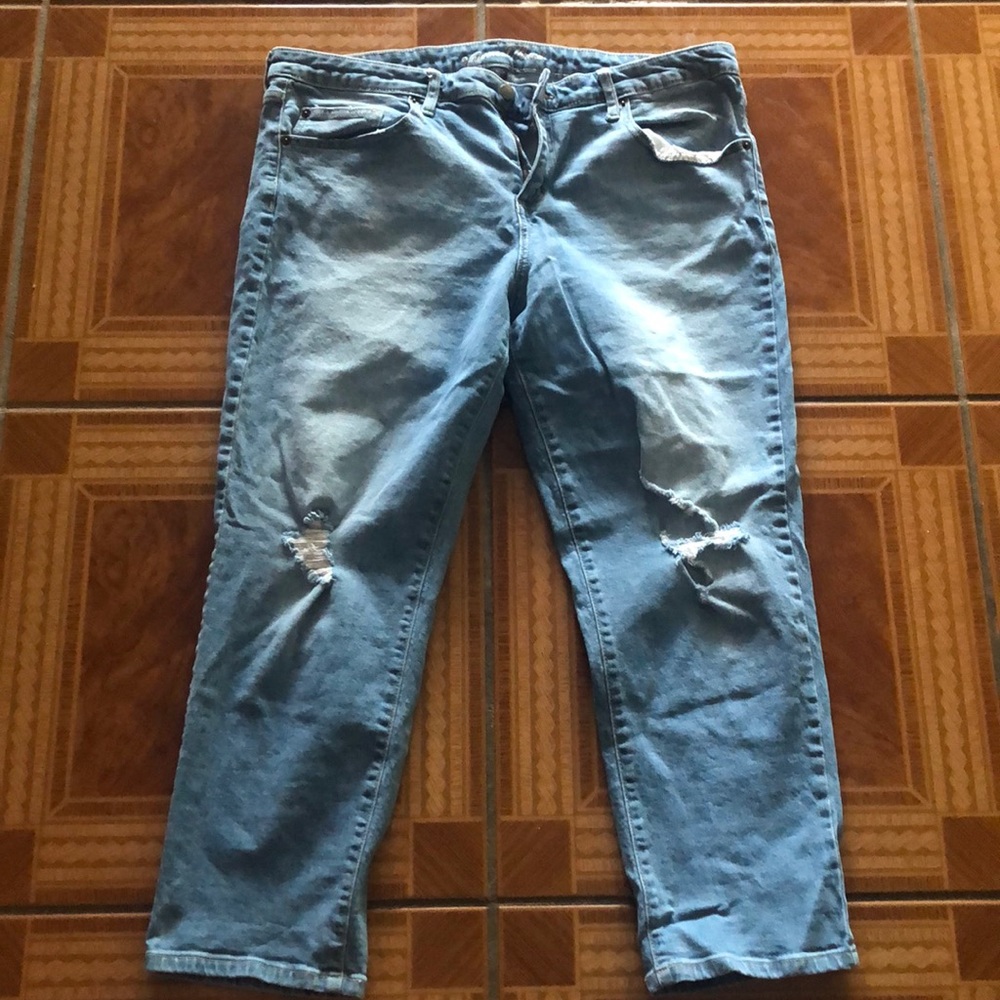 Never worn no tags distressed skinnies light wash
